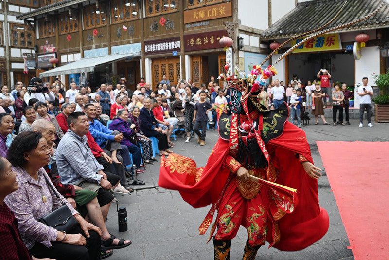 People enjoy 3-day holiday of Dragon Boat Festival across China