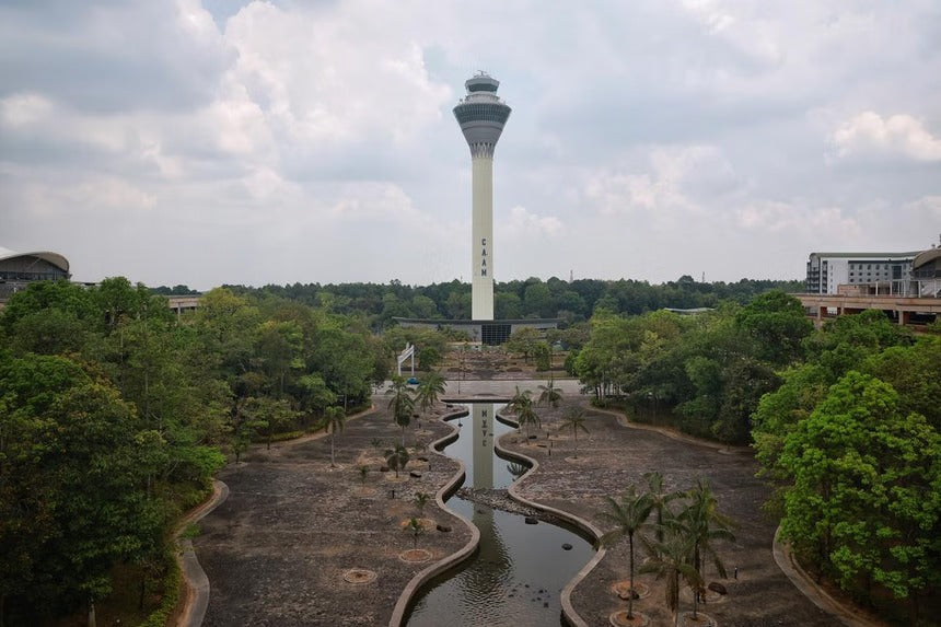 Chinese Couple Removed from Plane at KLIA After Causing Disturbance ✈️🚨